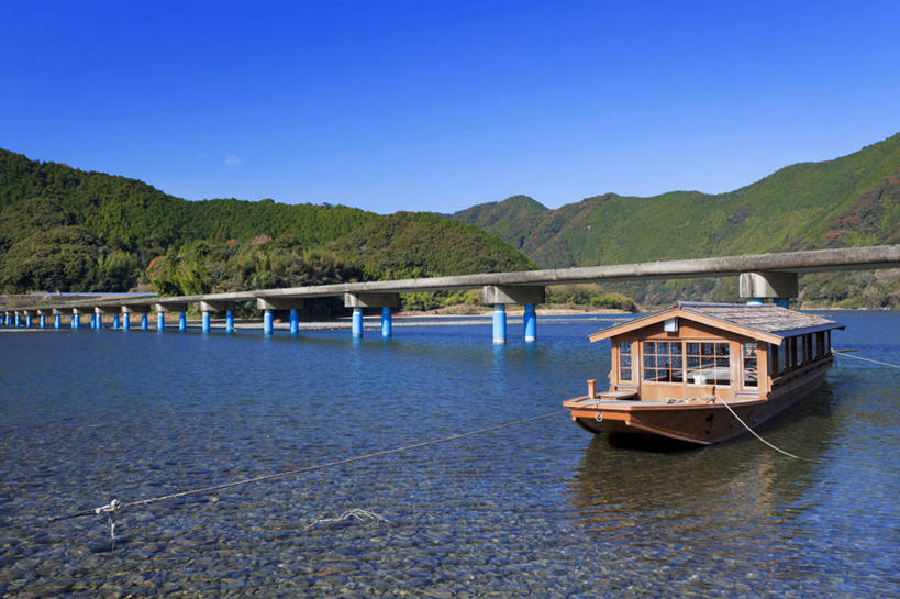 无人,横图,室外,白天,正面,旅游,度假,河流,石头,美景,森林,山,山脉,树林,水,植物,大桥,立交桥,桥梁,船,日本,亚洲,阴影,波纹,光线,石子,影子,河水,景观,山顶,山峰,水流,高架,斜拉桥,桥,木船,涟漪,山峦,娱乐,树,树木,蓝色,绿色,倒影,蓝天,水纹,天空,阳光,自然,交通工具,波浪,群山,天,享受,休闲,景色,放松,生长,晴朗,成长,倒映,舟,自然风光,载具,东亚,沉积岩,万里无云,高知,日本国,高知县,水晕,四国地方,四国,四国岛,颠峰,极峰,反照,水成岩,石块,岩石,晴空,晴空万里,彩图,四万十川