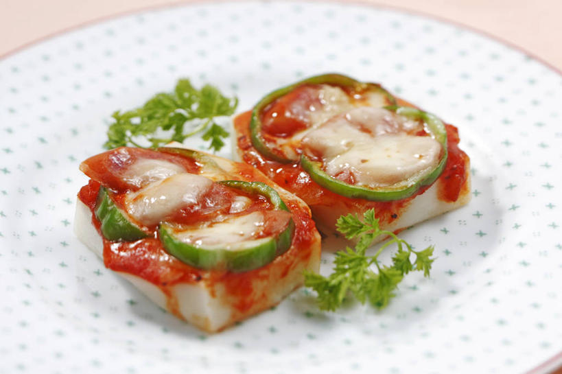 无人,横图,俯视,室内,特写,白天,烹饪,西餐,餐桌,桌子,蔬菜,阴影,新鲜,反射,影子,青椒,料理,食品,披萨,匹萨,菜肴,美食,食物,两个,快餐,西式,佳肴,有机食品,绿色食品,餐台,比萨,西式快餐,垃圾食品,大椒,意大利薄饼,菜椒,甜椒,柿子椒,灯笼椒,彩图,高角度拍摄,迷你披萨