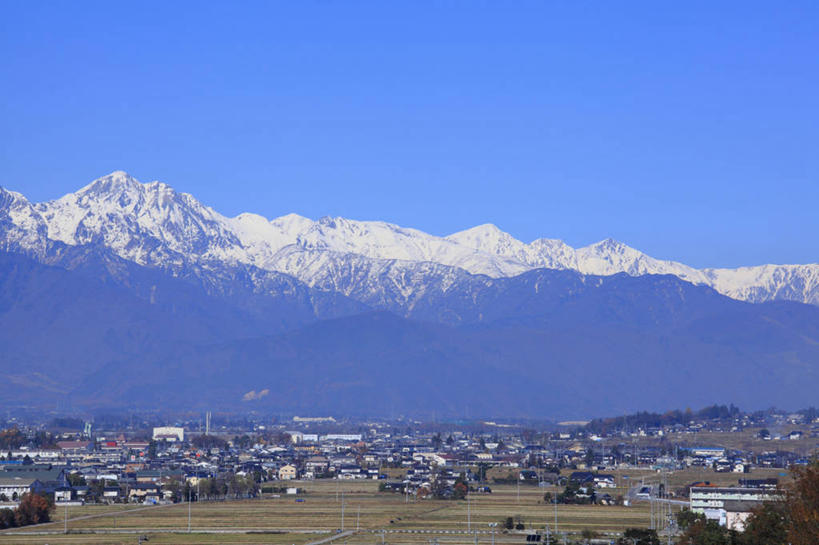 无人,家,横图,室外,白天,正面,旅游,度假,草地,草坪,美景,山,雪,雪山,植物,大雪,城市风光,城市,建筑,长野县,富山县,日本,亚洲,阴影,光线,影子,房屋,屋子,冰,积雪,景观,山峰,雪景,冬季,冬天,公寓,山峦,娱乐,建设,洋房,楼房,住宅,草,树,树木,蓝色,绿色,蓝天,天空,阳光,自然,天,享受,休闲,景色,放松,寒冷,生长,晴朗,成长,冰冷,东亚,本州,万里无云,本州岛,日本国,中部地方,岐阜,岐阜县,长野,新潟,新潟县,严寒,冰凉,酷寒,凛冽,凛凛,极冷,富山,晴空,晴空万里,彩图,房子,北阿尔卑斯山,飞驒山脉