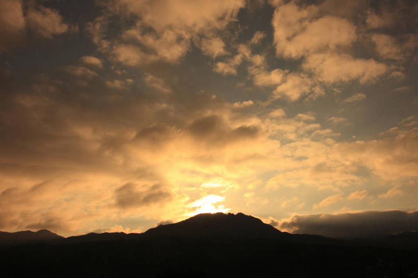 无人,横图,室外,白天,正面,旅游,度假,日出,美景,山,山脉,太阳,奈良县,日本,亚洲,景观,山峰,朝霞,晨曦,黎明,山峦,背光,娱乐,阳光,自然,群山,享受,休闲,景色,放松,自然风光,逆光,东亚,本州,本州岛,日本国,近畿地方,奈良,近畿,县厅,奈良市,朝阳,彩图,卯时,破晓,日始