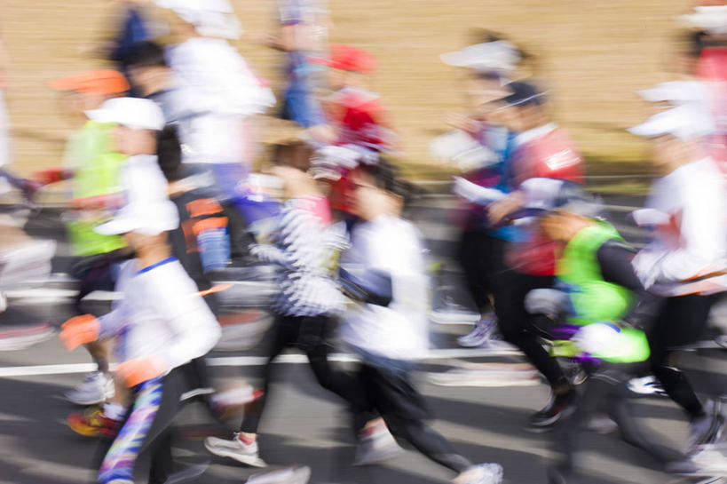 东方人,跑,横图,俯视,室外,白天,运动服,锻炼,快乐,比赛,运动,竞争,马拉松赛,植物,道路,路,公路,帽子,亚洲,阴影,服装,枯萎,朦胧,模糊,光线,影子,分界线,枯草,停车线,交通,许多人,黄种人,娱乐,运动帽,草,衣服,黄色,阳光,一群人,休闲,鸭舌帽,服饰,大众,车行道,车行道分界线,体育运动,衣着,穿着,标线,群众,长跑,车行线,衣饰,人民,体育,马拉松,男人,男性,年轻男性,年轻女性,女人,女性,亚洲人,马路,跑步,半身,彩图,高角度拍摄,健身,运动装