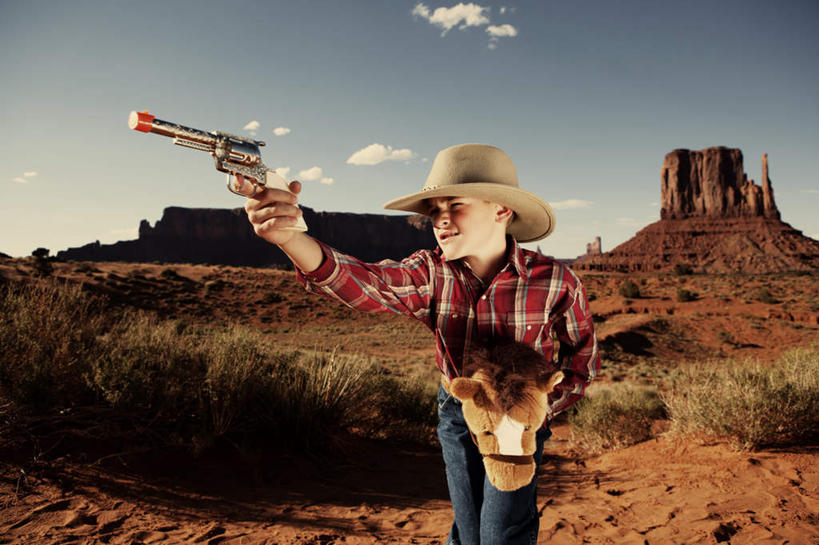 西方人,儿童,脸,头,脸颊,一个人,站,举,笑,微笑,露齿笑,横图,室外,特写,白天,正面,旅游,度假,纯洁,草地,草坪,石头,美景,沙漠,植物,帽子,欧洲,美国,欧洲人,仅一个男性,仅一个人,握,阴影,服装,光线,石子,影子,景观,云,云朵,拿,云彩,拿着,休闲装,娱乐,草,小孩,衣服,蓝色,绿色,白云,蓝天,天空,阳光,自然,天,托,站着,仅一个小孩,享受,休闲,休闲服,牛仔帽,景色,放松,可爱,童年,童趣,握着,服饰,手枪,亚利桑那,北美,北美洲,自然风光,美洲,童真,烂漫,无邪,亚利桑那州,纪念碑山谷,纪念碑谷,纪念碑山谷公园,纪念谷,大峡谷之州,北亚美利加洲,亚美利加洲,纪念碑谷纳瓦霍部落公园,天真,男孩,男人,男性,白种人,孩子,头部,脸部,脸蛋,面部,大漠,砂漠,石块,岩石,举起,举手,举着,向上举,向上伸,向上托,站立,半身,彩图,男生