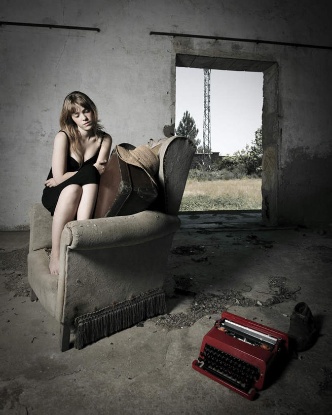 西方人,脸,头,脸颊,一个人,坐,双手交叉,竖图,室内,白天,正面,沙发,手提箱,欧洲,欧洲人,仅一个年轻女性,仅一个女性,仅一个人,服装,仓库,注视,休闲装,衣服,低头,观察,看,休闲,休闲服,服饰,观看,察看,双手抱胸,关注,打字机,布艺沙发,年轻女性,女人,女性,白种人,头部,脸部,脸蛋,面部,坐着,彩图,全身