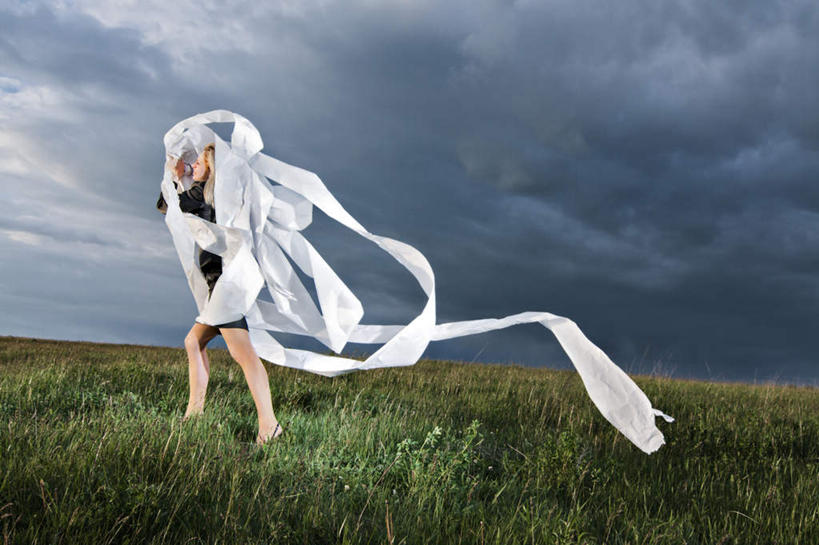 西方人,一个人,跑,横图,室外,白天,侧面,锻炼,旅游,度假,运动,草地,草坪,美景,植物,欧洲,欧洲人,仅一个年轻女性,仅一个女性,仅一个人,服装,纸,景观,云,云朵,云彩,休闲装,娱乐,草,衣服,蓝色,绿色,白色,白云,蓝天,天空,自然,天,享受,休闲,休闲服,景色,放松,服饰,自然风光,体育,年轻女性,女人,女性,白种人,跑步,彩图,全身,健身