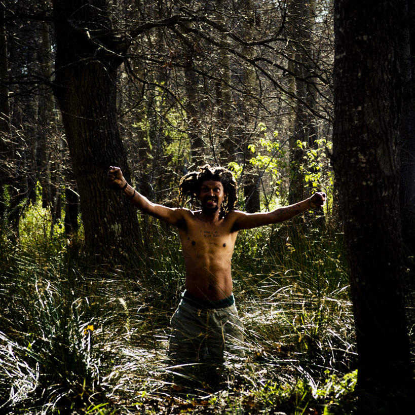 西方人,脸,头,脸颊,一个人,站,跪,举,方图,室外,特写,白天,正面,旅游,度假,草地,草坪,美景,树林,植物,欧洲,欧洲人,仅一个男性,仅一个人,仅一个中年男性,阴影,光线,影子,景观,娱乐,裸露,草,树,树木,蓝色,绿色,蓝天,天空,阳光,自然,天,托,站着,享受,休闲,景色,放松,生长,成长,自然风光,裸,男人,男性,中年男性,白种人,头部,脸部,脸蛋,面部,跪着,举起,举手,举着,向上举,向上伸,向上托,站立,半身,彩图