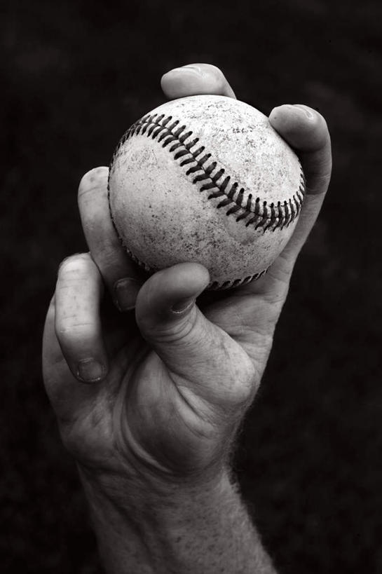 西方人,手,一个人,举,竖图,室内,特写,白天,正面,锻炼,运动,棒球,垒球,欧洲,欧洲人,仅一个男性,仅一个人,握,黑色背景,拿,拿着,球,仅一个年轻男性,一个,托,手部,握着,摄影,影棚,单个,单手,体育,男人,男性,年轻男性,白种人,举起,举手,举着,向上举,向上伸,向上托,半身,彩图,影棚拍摄,健身,拍摄