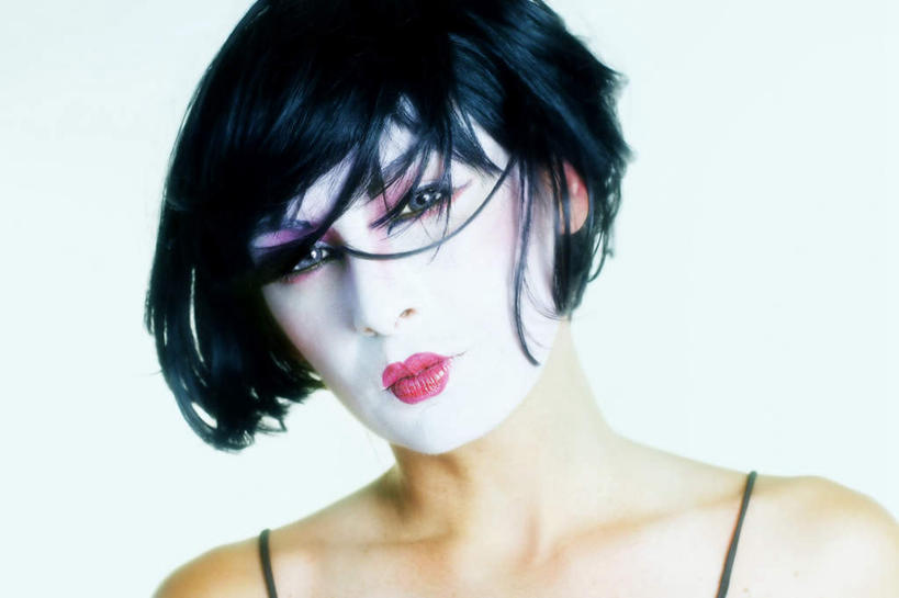 西方人,脸,头,脸颊,一个人,站,横图,室内,特写,白天,白色背景,正面,化妆,美容,欧洲,欧洲人,仅一个年轻女性,仅一个女性,仅一个人,护肤,服装,扭头,注视,休闲装,衣服,口红,观察,看,站着,转头,保养,享受,休闲,休闲服,放松,保健,摄影,服饰,影棚,观看,察看,关注,养颜,年轻女性,女人,女性,白种人,头部,脸部,脸蛋,面部,站立,半身,彩图,影棚拍摄,拍摄