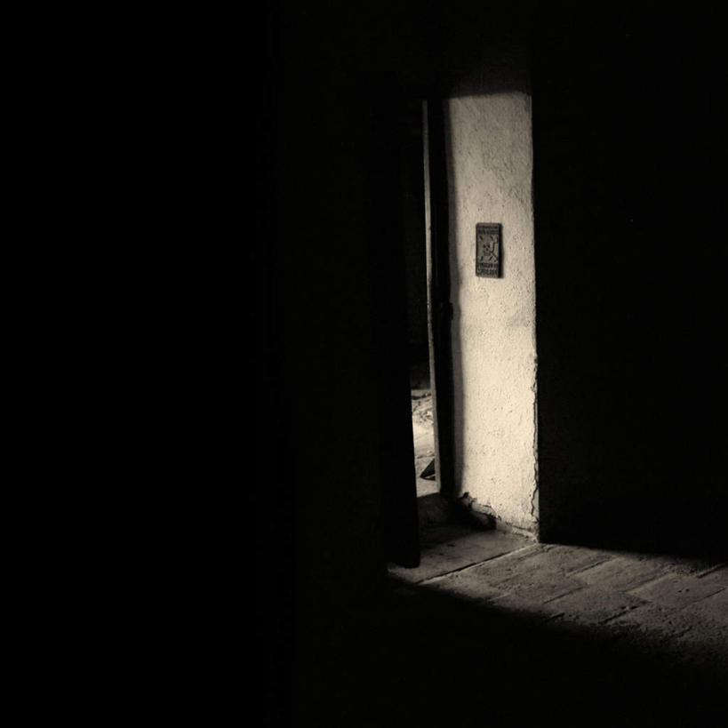 骨骼,无人,方图,室内,白天,正面,门,指示牌,阴影,光线,标志,文字,影子,骨头,警告,标识,阳光,门框,打开,警示,禁止,骨架,提醒,开启,提示,限制,危险,彩图