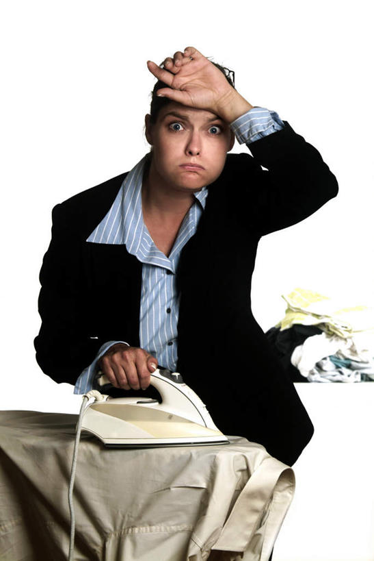 西方人,脸,头,脸颊,一个人,商务人士,商务女性,站,举,竖图,室内,特写,白天,白色背景,正面,欧洲,欧洲人,仅一个年轻女性,仅一个女性,仅一个人,套装,电器,熨斗,熨烫,托,站着,摄影,影棚,电熨斗,家电,家用电器,商务装,工薪阶层,家居用品,烫衣,家庭用品,电烫斗,火斗,年轻女性,女人,女性,白种人,头部,脸部,脸蛋,面部,白领,上班族,举起,举手,举着,向上举,向上伸,向上托,站立,半身,彩图,影棚拍摄,拍摄