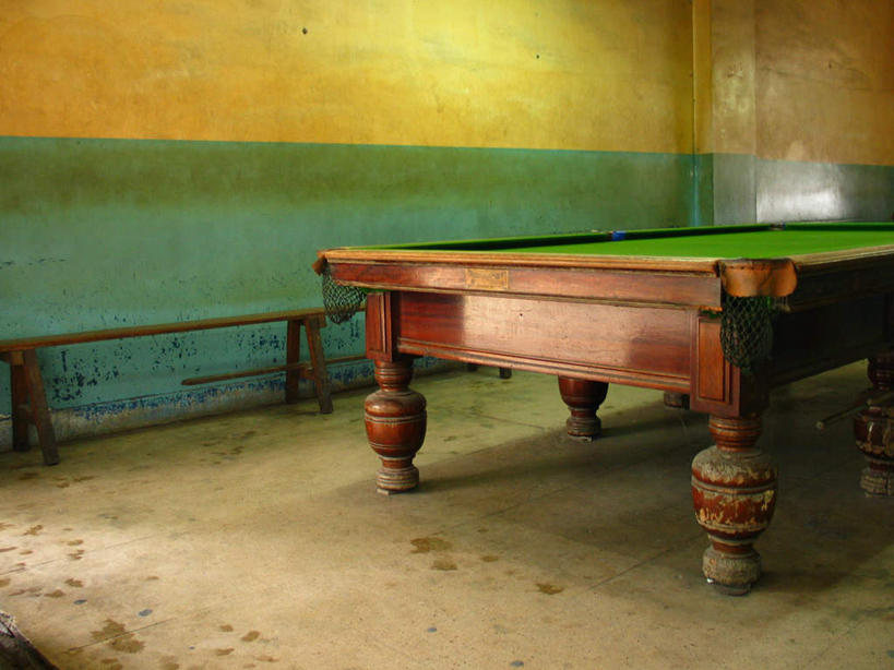 无人,横图,室内,白天,正面,台球,地板,椅子,一排,撞球,整齐,球杆,木椅,墙,地面,运动器械,木地板,墙壁,墙面,彩球,排列,一个,健身器械,单个,台球桌,队列,健身器材,斯诺克,斯诺克球,斯诺克台球,桌球,彩图,运动器材