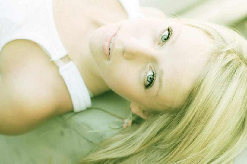 西方人,一个人,躺,横图,俯视,室内,白天,欧洲,欧洲人,仅一个年轻女性,仅一个女性,仅一个人,注视,观察,看,金色,观看,察看,关注,年轻女性,女人,女性,白种人,长发,躺着,半身,彩图,高角度拍摄