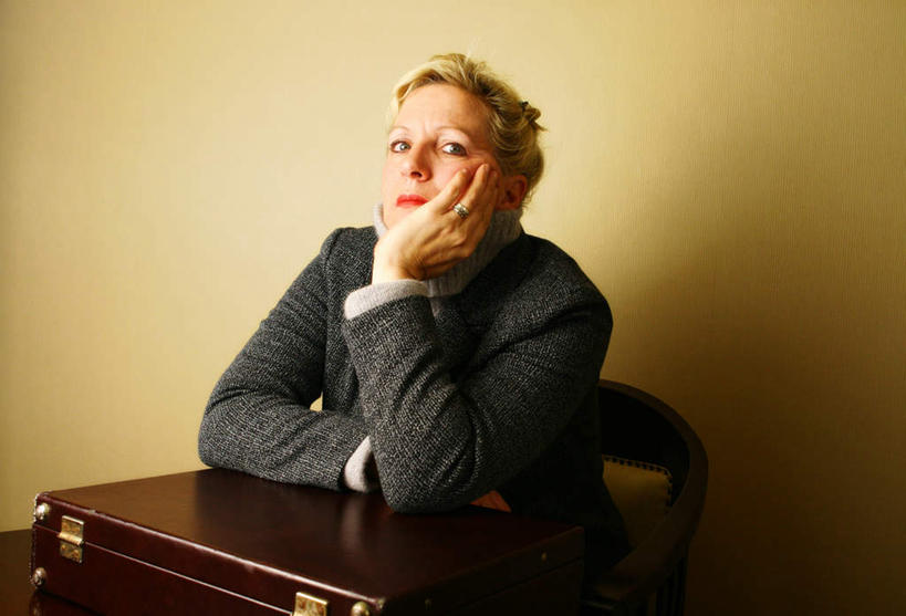 西方人,一个人,商务人士,商务女性,办公室,坐,横图,室内,白天,正面,衬衫,安全,手提箱,欧洲,欧洲人,仅一个年轻女性,仅一个女性,仅一个人,撑,阴影,套装,反射,影子,墙,托腮,注视,墙壁,墙面,箱子,观察,看,托,观看,保护,察看,关注,托下巴,保险,商务装,私密,工薪阶层,密码箱,年轻女性,白种人,年轻人,白领,上班族,坐着,半身,彩图,衬衣