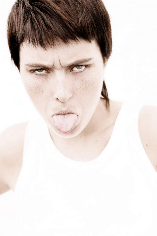 西方人,一个人,站,竖图,室内,白天,正面,欧洲,欧洲人,仅一个男性,仅一个人,服装,注视,休闲装,吐舌头,仅一个年轻男性,衣服,观察,看,伸舌头,站着,休闲,鬼脸,休闲服,吐舌,服饰,观看,察看,关注,男人,男性,年轻男性,白种人,站立,半身,彩图