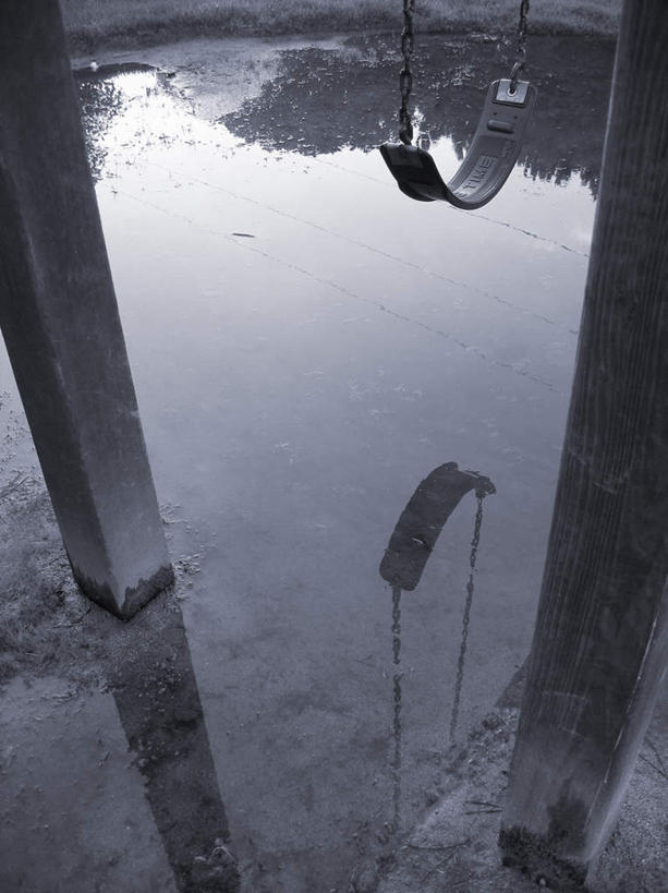 无人,竖图,俯视,室外,白天,金属制品,吊挂,悬挂,阴影,反射,金属,影子,挂,一个,秋千,单个,水坑,彩图,高角度拍摄