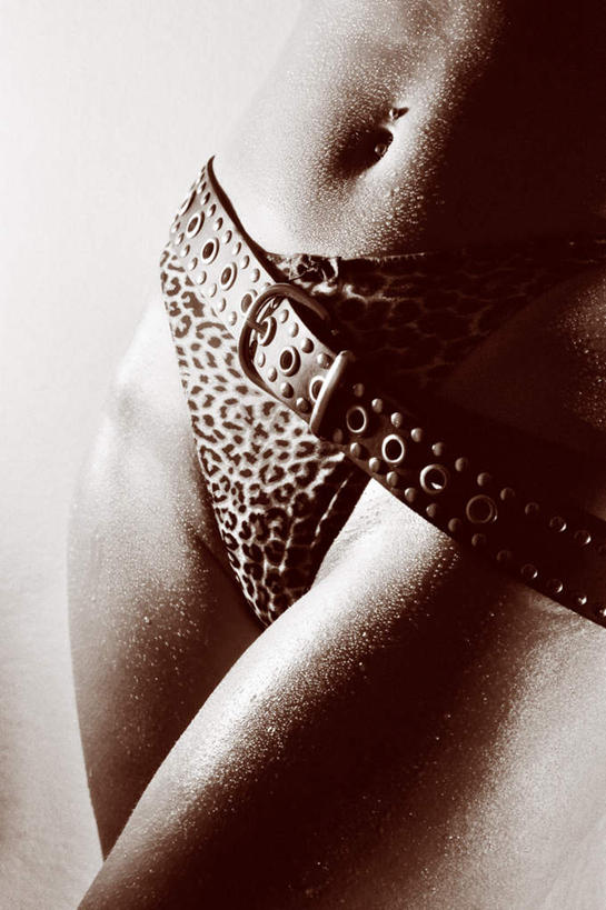 西方人,腹部,肚脐,一个人,竖图,室内,白天,正面,欧洲,欧洲人,仅一个年轻女性,仅一个女性,仅一个人,阴影,内裤,内衣,光线,影子,灯光,腰带,皮带,配饰,裤带,亵服,年轻女性,女人,女性,白种人,腹,肚子,半身,彩图