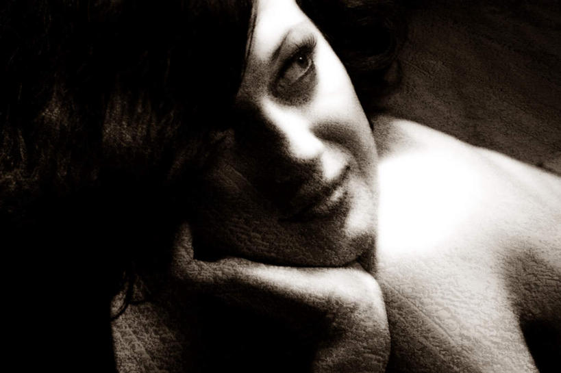 西方人,一个人,坐,横图,室内,白天,正面,欧洲,欧洲人,仅一个年轻女性,仅一个女性,仅一个人,阴影,光线,影子,灯光,注视,看,关注,年轻女性,女人,女性,白种人,抬头,仰头,坐着,半身,彩图