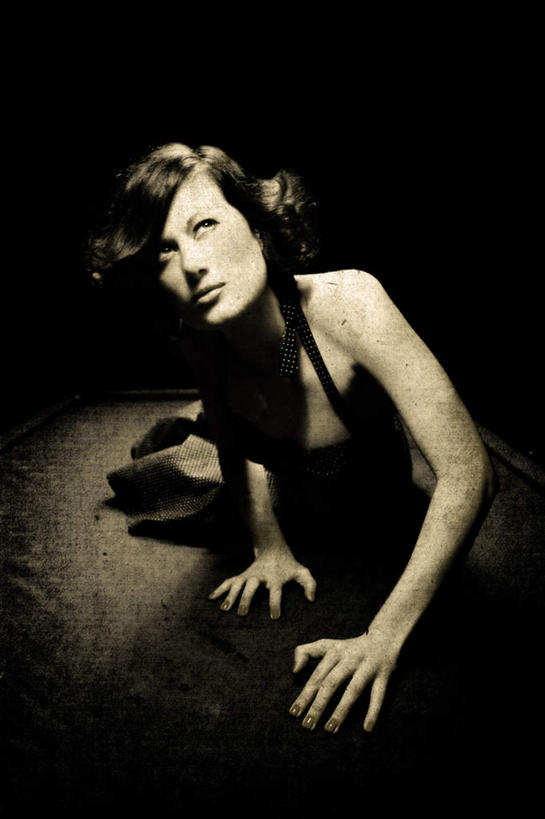 西方人,一个人,坐,竖图,室内,白天,正面,欧洲,欧洲人,仅一个年轻女性,仅一个女性,仅一个人,阴影,光线,影子,灯光,注视,看,关注,年轻女性,女人,女性,白种人,抬头,仰头,坐着,半身,彩图