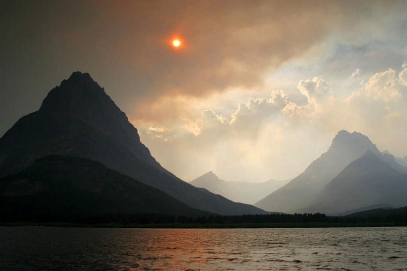 无人,横图,室外,白天,正面,旅游,度假,河流,美景,山,山脉,水,太阳,美国,阴影,光线,影子,河水,景观,山峰,水流,云,云朵,山峦,云彩,娱乐,蓝色,白云,蓝天,天空,阳光,自然,群山,天,享受,休闲,景色,放松,晴朗,北美,北美洲,自然风光,美洲,蒙大拿州,北亚美利加洲,亚美利加洲,蒙大拿,长空之乡,财富之州,晴空,彩图