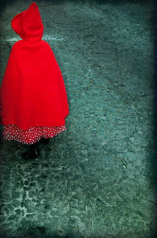 西方人,儿童,一个人,站,竖图,室内,白天,正面,纯洁,欧洲,欧洲人,仅一个女性,仅一个人,服装,休闲装,小孩,衣服,红色,站着,仅一个小孩,休闲,休闲服,连帽衫,可爱,童年,童趣,服饰,童真,烂漫,无邪,天真,女孩,女人,女性,白种人,孩子,站立,半身,彩图,女生