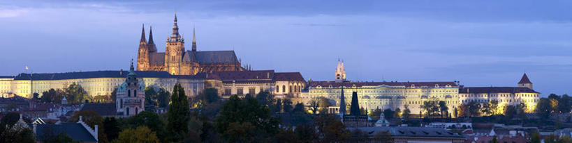 无人,教堂,横图,全景,室外,白天,正面,旅游,度假,名胜古迹,植物,标志建筑,地标,建筑,路灯,汽车,照明,欧洲,捷克,遗迹,云,云朵,灯光,首都,云彩,古迹,文物,娱乐,建设,古建筑,车,灯,树,树木,蓝色,绿色,白云,蓝天,天空,自然,交通工具,轿车,天,享受,休闲,旅游胜地,放松,宗教,信仰,生长,晴朗,成长,照亮,照明设备,载具,信念,古文明,中欧,捷克共和国,布拉格,圣维特大教堂,圣维特主教座堂,晴空,彩图,大教堂,礼拜堂