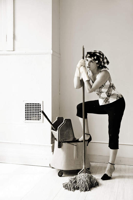 西方人,一个人,家庭主妇,站,竖图,室内,白天,白色背景,正面,安全,欧洲,欧洲人,仅一个年轻女性,仅一个女性,仅一个人,工具,墙,防护,扭头,注视,发带,拖把,墙壁,墙面,手套,观察,看,清洁,站着,转头,摄影,影棚,观看,卷发棒,卷发器,保护,察看,卫生,关注,保洁,保险,烫发器,保全,周全,安稳,安定,防护手套,平安,年轻女性,女人,女性,白种人,主妇,站立,彩图,全身,影棚拍摄,拍摄