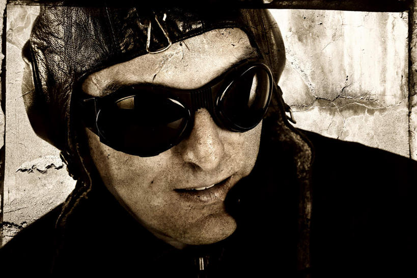 西方人,脸,头,脸颊,一个人,飞行员,笑,微笑,横图,室外,白天,正面,帽子,欧洲,欧洲人,仅一个男性,仅一个人,一副,墨镜,头盔,眼镜,皮革,注视,仅一个年轻男性,安全帽,太阳镜,太阳眼镜,观察,看,遮阳镜,观看,察看,关注,男人,男性,年轻男性,白种人,头部,脸部,脸蛋,面部,飞行人员,半身,彩图