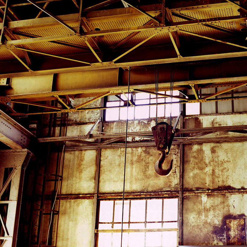 无人,工厂,方图,室内,白天,仰视,窗户,玻璃,金属制品,吊挂,悬挂,生锈,金属,挂钩,挂,玻璃窗,玻璃制品,吊钩,锈迹斑斑,彩图,低角度拍摄,工地,制造厂