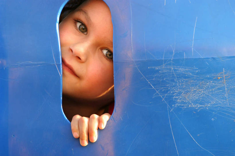 西方人,儿童,一个人,摸,横图,室内,白天,正面,纯洁,欧洲,欧洲人,仅一个女性,仅一个人,撑,抚摸,洞,孔,注视,小孩,观察,看,仅一个小孩,可爱,童年,童趣,观看,察看,撑着,关注,童真,烂漫,无邪,天真,女孩,女人,女性,白种人,孩子,触摸,接触,半身,彩图,女生