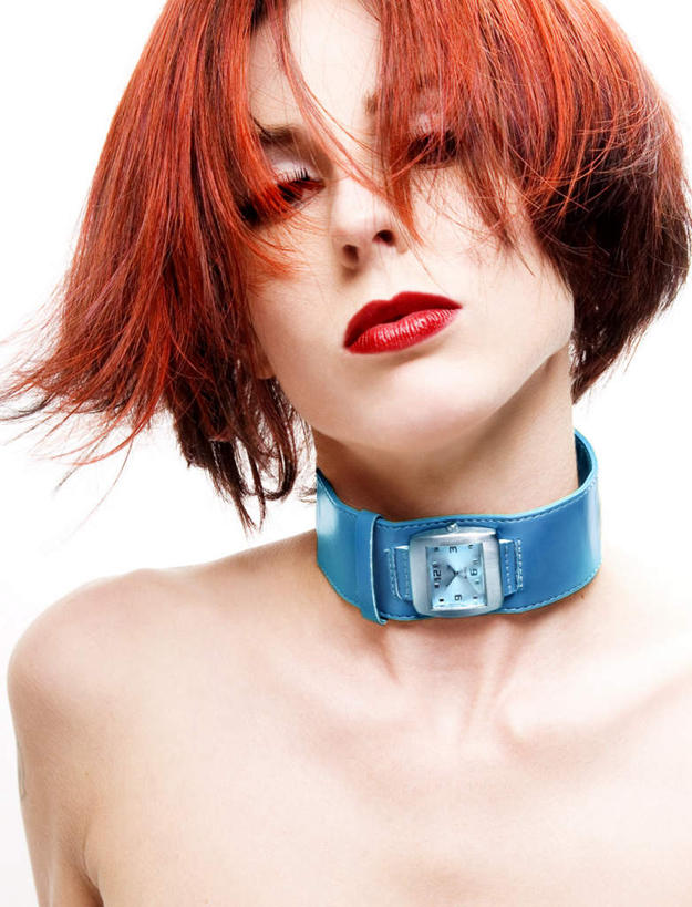 西方人,一个人,竖图,室内,白天,白色背景,正面,兴奋,热情,欧洲,欧洲人,仅一个年轻女性,仅一个女性,仅一个人,开放,注视,腰带,裸露,红色,蓝色,观察,看,健康,温暖,橙色,奔放,活力,积极,激情,摄影,朝气,影棚,赤裸,观看,皮带,暖色,吉祥,察看,生命,关注,裸,饱满,配饰,革命,裤带,热烈,赤色,充实,斗志,喜气,主动,冷淡,冷酷,年轻女性,女人,女性,白种人,长发,嘴唇,项圈,半身,彩图,影棚拍摄,欢乐,拍摄,淡漠,冷漠