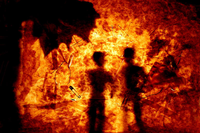 西方人,无人,两个人,站,横图,插画,室内,白天,正面,数码,科技,欧洲,欧洲人,阴影,网络,纹理,纸,纸张,高光,几何,计算机图形,合成,图画,破坏,破损,画,站着,怪异,损坏,电脑合成图,数码合成图,漫画,写实,具体,具象,独特,离奇,白种人,站立,半身,彩图