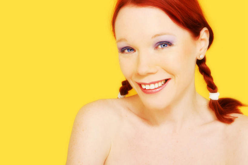 西方人,头发,一个人,笑,微笑,露齿笑,横图,室内,特写,白天,正面,欧洲,欧洲人,仅一个年轻女性,仅一个女性,仅一个人,黄色背景,注视,裸露,红色,观察,看,辫子,摄影,影棚,观看,察看,关注,裸,年轻女性,女人,女性,白种人,半身,彩图,影棚拍摄,拍摄