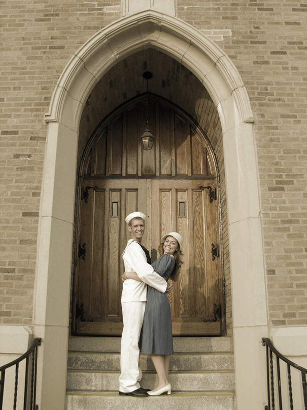 西方人,两个人,夫妻,站,抱,笑,微笑,露齿笑,竖图,室外,白天,侧面,爱情,楼梯,门,欧洲,欧洲人,阴影,服装,光线,影子,阶梯,墙,浪漫,扭头,注视,休闲装,墙壁,墙面,台阶,衣服,阳光,门框,观察,看,站着,转头,休闲,休闲服,恩爱,恋人,服饰,抱着,观看,察看,搂着,关注,水手服,男人,男性,女人,女性,中年男性,中年女性,白种人,夫妇,情侣,搂,搂抱,站立,彩图,全身,伴侣