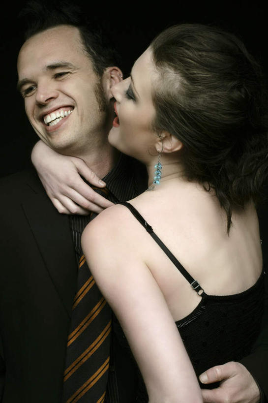 西方人,背部,两个人,商务人士,商务男性,抱,笑,吻,微笑,露齿笑,竖图,室内,白天,正面,衬衫,爱情,欧洲,欧洲人,黑色背景,套装,服装,装饰,浪漫,扭头,注视,休闲装,衣服,黑色,观察,看,张嘴,转头,休闲,温暖,温馨,休闲服,恩爱,恋人,摄影,服饰,影棚,抱着,观看,华丽,修饰,耳坠,点缀,和睦,察看,搂着,盼望,关注,商务装,张大嘴巴,工薪阶层,渴望,衬托,美观,雅致,雅观,渴想,巴望,男人,男性,年轻男性,年轻女性,女人,女性,白种人,情侣,白领,上班族,张开嘴,搂,搂抱,亲,亲吻,半身,彩图,影棚拍摄,衬衣,拍摄,伴侣,融洽