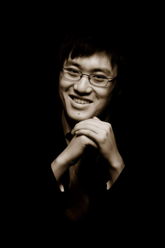 东方人,一个人,商务人士,商务男性,坐,笑,微笑,露齿笑,竖图,室内,白天,正面,衬衫,亚洲,仅一个男性,仅一个人,撑,黑色背景,套装,眼镜,托腮,注视,黄种人,仅一个年轻男性,观察,看,托,抱拳,摄影,影棚,观看,察看,关注,托下巴,商务装,近视眼镜,工薪阶层,男人,男性,年轻男性,亚洲人,白领,上班族,坐着,半身,彩图,影棚拍摄,衬衣,拍摄