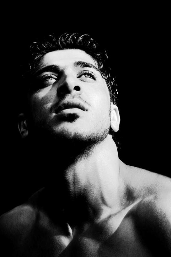 西方人,肌肉,胡须,健壮,一个人,模特,竖图,室内,白天,正面,欧洲,欧洲人,仅一个男性,仅一个人,阴影,黑色背景,反射,影子,注视,裸露,仅一个年轻男性,观察,看,健康,活力,力量,摄影,影棚,观看,青春,察看,强壮,关注,裸,男人,男性,年轻男性,白种人,胡子,络腮胡,模特儿,抬头,仰头,半身,彩图,影棚拍摄,拍摄