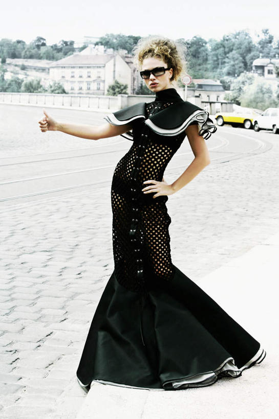 西方人,一个人,模特,家,站,竖图,全景,室外,白天,正面,裙子,天际线,植物,欧洲,欧洲人,仅一个年轻女性,仅一个女性,仅一个人,阴影,连衣裙,服装,光线,测量,墨镜,眼镜,影子,房屋,屋子,注视,休闲装,手叉腰,楼房,住宅,树,树木,衣服,绿色,天空,阳光,自然,太阳镜,太阳眼镜,天,叉腰,观察,看,手势,站着,休闲,休闲服,遮阳镜,竖,服饰,生长,成长,观看,翘,察看,食指,关注,尺寸,丈量,数量,年轻女性,女人,女性,白种人,大拇指,模特儿,站立,彩图,全身,房子