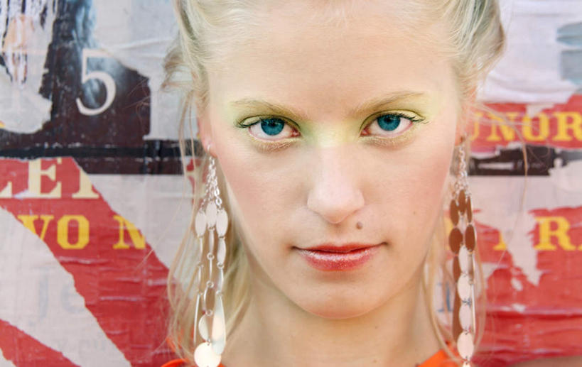 西方人,眼睛,眉毛,睫毛,痣,头发,一个人,笑,微笑,横图,室内,白天,正面,欧洲,欧洲人,瞳孔,仅一个年轻女性,仅一个女性,仅一个人,装饰,英文,标志,文字,字符,字母,注视,标识,蓝色,观察,看,金色,眼部,观看,英文字母,华丽,修饰,耳坠,点缀,察看,美人痣,关注,朱砂痣,衬托,美观,雅致,雅观,年轻女性,女人,女性,白种人,睫,眉,眼,眼睫毛,眼眉,半身,彩图,眼眉毛