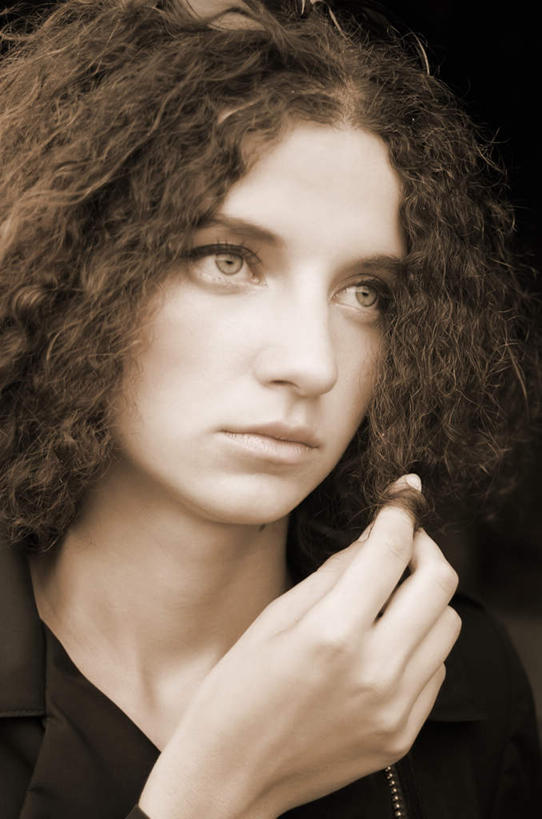 西方人,脸,头,眼睛,脸颊,眉毛,睫毛,一个人,举,竖图,室内,特写,白天,正面,欧洲,欧洲人,瞳孔,仅一个年轻女性,仅一个女性,仅一个人,握,服装,拿,拿着,注视,休闲装,衣服,黄色,观察,看,托,休闲,休闲服,握着,眼部,服饰,观看,察看,关注,空洞,年轻女性,女人,女性,白种人,头部,卷发,睫,脸部,脸蛋,眉,面部,眼,眼睫毛,眼眉,举起,举手,举着,向上举,向上伸,向上托,半身,彩图,眼眉毛