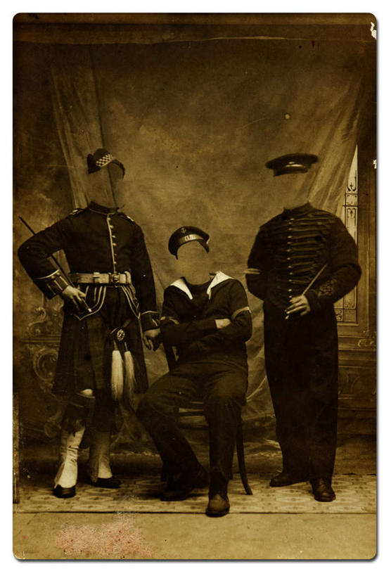 西方人,无人,三个人,站,坐,双手交叉,竖图,室外,白天,正面,制服,竞争,椅子,欧洲,欧洲人,对抗,握,冲突,拿,拿着,破坏,手叉腰,衣服,叉腰,站着,武器,战争,握着,军人,损坏,双手抱胸,军装,剑,攻击,威胁,对立,矛盾,兵器,军服,防御,敌对,挫败,斗争,抗拒,抗衡,杀伤,威慑,危险,男人,男性,中年男性,白种人,站立,坐着,彩图