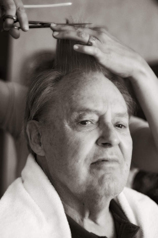 西方人,两个人,理发师,笑,微笑,露齿笑,竖图,黑白,室外,白天,正面,欧洲,欧洲人,握,修剪,阴影,服装,朦胧,模糊,反射,纺织物,工具,剪刀,影子,拿,拿着,注视,休闲装,剃头,衣服,白色,毛巾,观察,看,清洁,休闲,休闲服,握着,服饰,观看,保暖,裁剪,察看,剪子,剪裁,切割,关注,透气,防水,储水,耐磨,吸水,老年男性,男人,男性,白种人,发型师,理发员,美发师,半身,理发