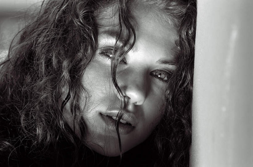 西方人,脸,头,眼睛,脸颊,眉毛,睫毛,一个人,横图,室内,白天,正面,欧洲,欧洲人,瞳孔,仅一个年轻女性,仅一个女性,仅一个人,阴影,反射,影子,注视,黄色,观察,看,趴着,忧伤,眼部,潮湿,观看,察看,郁闷,关注,忧郁,湿润,担心,年轻女性,女人,女性,白种人,头部,卷发,睫,脸部,脸蛋,眉,面部,眼,眼睫毛,眼眉,趴,半身,彩图,眼眉毛