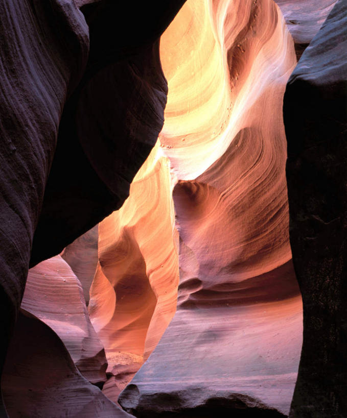 无人,竖图,室外,白天,正面,神秘,石头,沙漠,阴影,梦幻,透明,发光,反射,光束,石子,影子,光亮,辉煌,黄色,蓝色,黑色,健康,石壁,活泼,希望,严肃,暖色,虚幻,唯美,未来,庄重,发亮,光辉,憧憬,含蓄,理智,沉静,光明,中间色,冷色,高深,功名,冷淡,轻快,飘渺,大漠,砂漠,石块,岩石,彩图,空灵