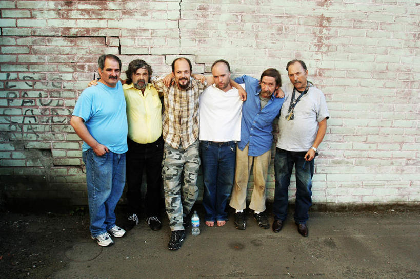 西方人,站,抱,横图,室外,白天,正面,欧洲,欧洲人,阴影,裂痕,反射,影子,砖块,墙,许多人,注视,墙壁,墙面,观察,看,站着,一群人,抱着,观看,察看,搂着,关注,单手抄兜,单手放兜,联合,联结,团结,白种人,插兜,怀抱,搂,搂抱,手插兜,手放口袋,相抱,拥抱,站立,彩图,全身,手抄兜