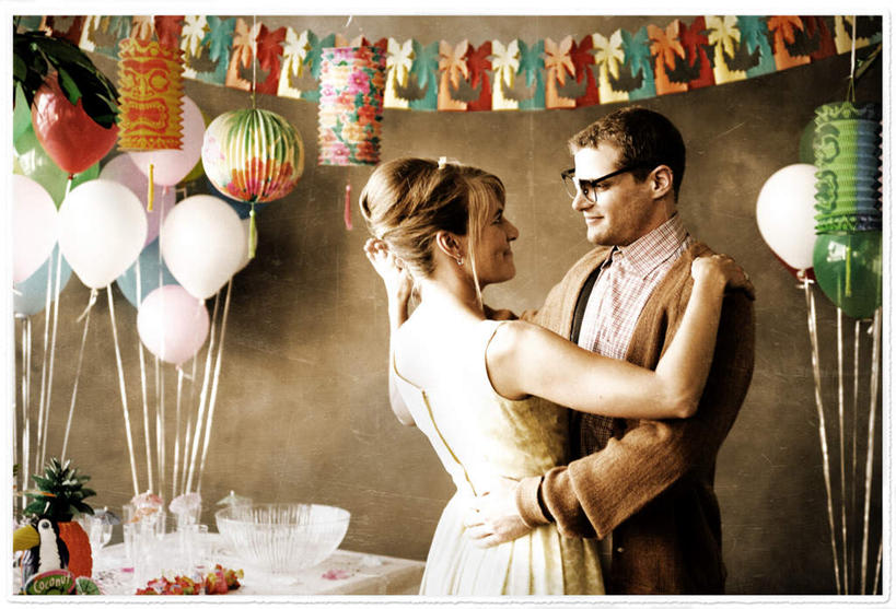 西方人,横图,室内,白天,正面,爱情,跳舞,幸福,餐桌,桌子,杯子,照明,欧洲,欧洲人,装饰,灯笼,纸灯笼,塑料,陶瓷,墙,陶瓷制品,浪漫,墙壁,墙面,气球,容器,水杯,塑料制品,灯具,碗,温暖,温馨,橡胶,恩爱,恋人,餐台,储藏,华丽,修饰,照亮,点缀,和睦,照明设备,储存,拉花,舞姿,橡胶制品,衬托,美观,雅致,雅观,甜蜜,白种人,情侣,茶杯,半身,彩图,舞蹈,伴侣,融洽,贮存