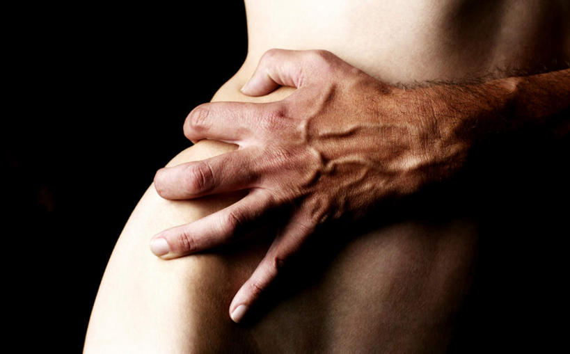 西方人,手,臀部,两个人,横图,室内,特写,白天,欧洲,欧洲人,阴影,反射,影子,裸露,背面,手部,手指,裸,男人,男性,年轻男性,年轻女性,女人,女性,白种人,半身,彩图