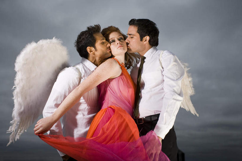 西方人,三个人,商务人士,商务男性,站,拉,吻,横图,室外,白天,侧面,衬衫,裙子,欧洲,欧洲人,一条,天使,连衣裙,套装,朦胧,模糊,翅膀,云,云朵,云彩,注视,相视,红色,白云,天空,天,观察,看,亲昵,站着,面对面,亲密,亲热,观看,优雅,对视,察看,神圣,高贵,关注,善良,相对,商务装,工薪阶层,信徒,相看,尊贵,高尚,亲切,使者,密切,文雅,崇高,圣洁,男人,男性,年轻男性,年轻女性,女人,女性,白种人,白领,上班族,亲,亲吻,抬头,仰头,站立,半身,彩图,衬衣