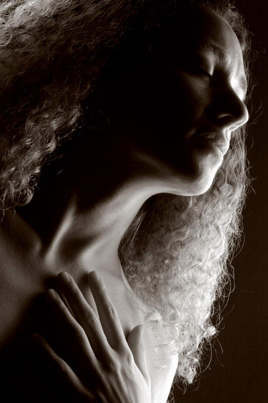 西方人,手,锁骨,肩胛骨,头发,裸体,一个人,摸,竖图,室内,特写,白天,仰视,欧洲,欧洲人,仅一个年轻女性,仅一个女性,仅一个人,抚摸,反光,裸露,蓝色,手部,摄影,影棚,褐色背景,赤裸,单手,暴露,裸,袒露,赤身,年轻女性,女人,女性,白种人,卷发,触摸,接触,半身,彩图,低角度拍摄,影棚拍摄,拍摄