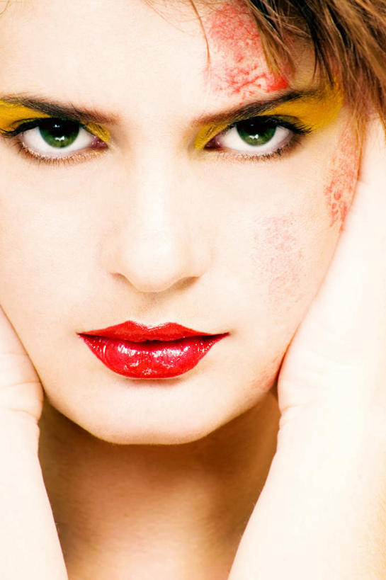 西方人,脸,头,眼睛,嘴,脸颊,眉毛,睫毛,头发,一个人,竖图,室内,特写,白天,白色背景,正面,化妆,欧洲,欧洲人,瞳孔,仅一个年轻女性,仅一个女性,仅一个人,注视,黄色,口红,观察,看,眼影,假睫毛,眼部,摄影,影棚,观看,察看,红唇,关注,年轻女性,女人,女性,白种人,头部,睫,脸部,脸蛋,眉,面部,眼,眼睫毛,眼眉,嘴巴,嘴唇,半身,彩图,影棚拍摄,拍摄,眼眉毛