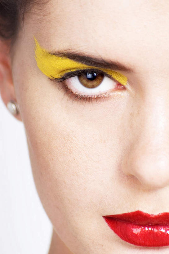 西方人,脸,头,眼睛,嘴,脸颊,眉毛,睫毛,头发,一个人,竖图,室内,特写,白天,白色背景,正面,化妆,欧洲,欧洲人,瞳孔,仅一个年轻女性,仅一个女性,仅一个人,注视,黄色,口红,观察,看,眼影,假睫毛,眼部,摄影,影棚,观看,察看,红唇,关注,年轻女性,女人,女性,白种人,头部,睫,脸部,脸蛋,眉,面部,眼,眼睫毛,眼眉,嘴巴,嘴唇,半身,彩图,影棚拍摄,拍摄,眼眉毛