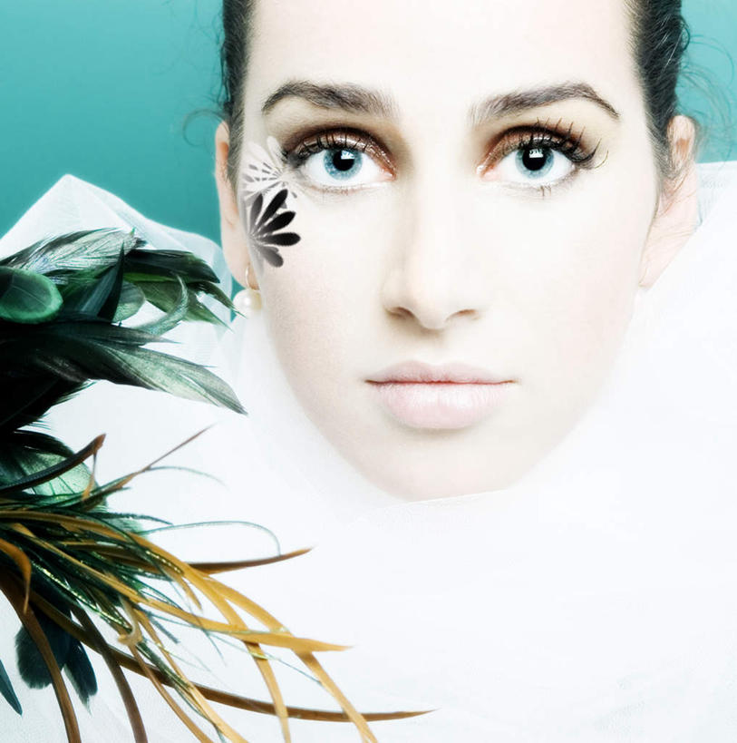 西方人,脸,头,眼睛,嘴,脸颊,眉毛,睫毛,一个人,竖图,室内,特写,白天,正面,时尚,欧洲,欧洲人,瞳孔,仅一个年轻女性,仅一个女性,仅一个人,蓝色背景,注视,文化,纹身,观察,看,个性,眼部,摄影,信仰,影棚,观看,察看,关注,刺青,追求,想象,文身,勇气,崇拜,张扬,年轻女性,女人,女性,白种人,头部,睫,脸部,脸蛋,眉,面部,眼,眼睫毛,眼眉,嘴巴,嘴唇,半身,彩图,影棚拍摄,拍摄,眼眉毛